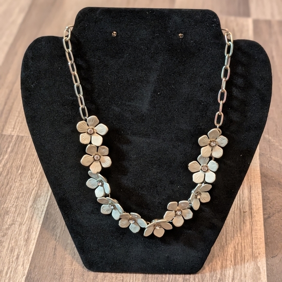 White Floral Necklace - Picture 2 of 4